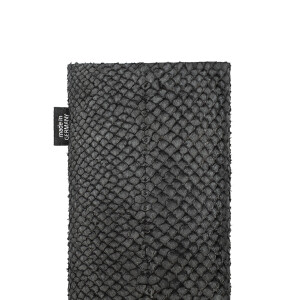 fitBAG Fin Lachs Schwarztief    maßgeschneiderte Handytasche aus Fischleder mit Mikrofaserinnenfutter