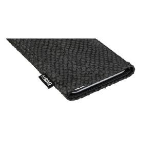 fitBAG Fin Lachs Schwarztief    maßgeschneiderte Handytasche aus Fischleder mit Mikrofaserinnenfutter